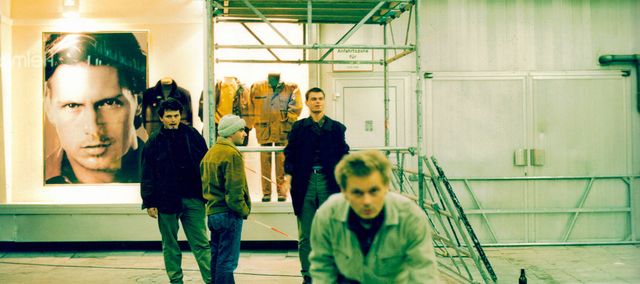 Bandportrait 1998, four band members in their early 30s at Berlin's Alexanderplatz